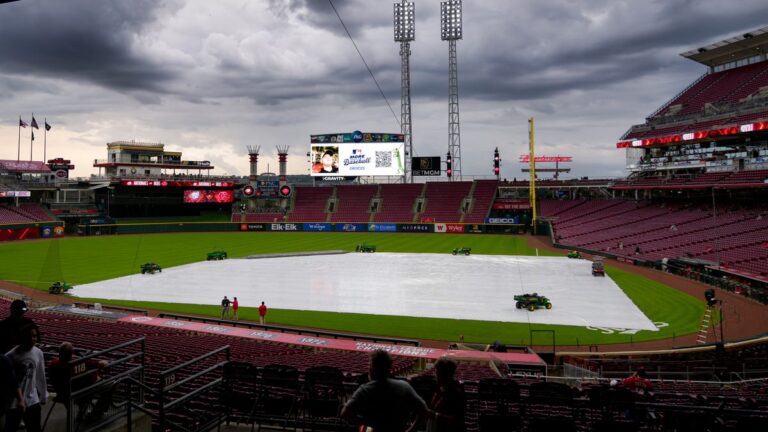 83418463007 050225 reds nationals rain 05